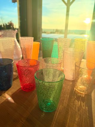 Slunce, skleničky a sirup Mauglí. A najednou i obyčejné zimní dopoledne vypadá kouzelně. Naše nové sklenice s efektem...